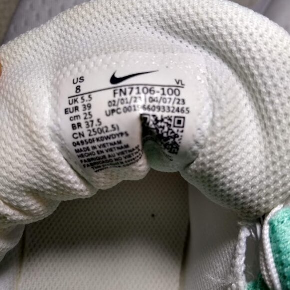 Nike women's  size  8   white / aqua-mint  athletic sneakers - Picture 13 of 13